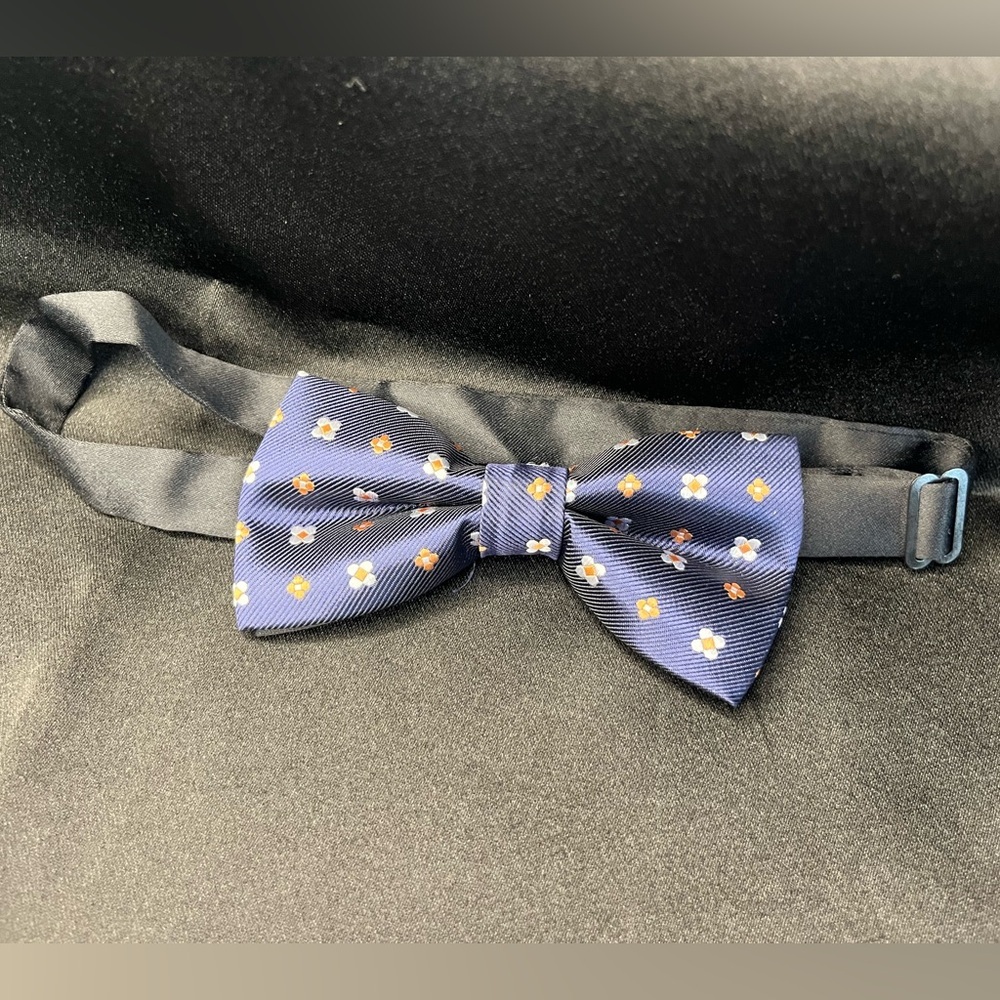 Elegant Navy Bow Tie with Floral Pattern